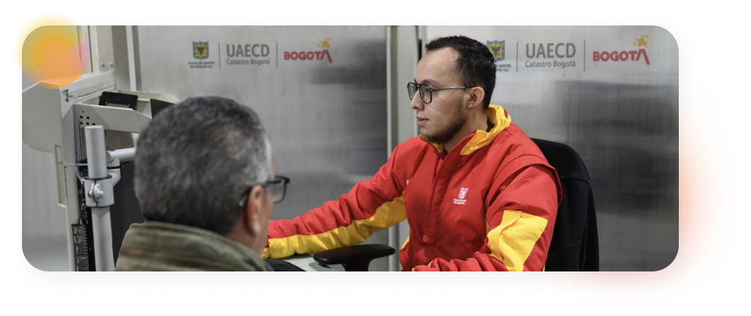 Funcionario de catastro atendiendo a un ciudadano