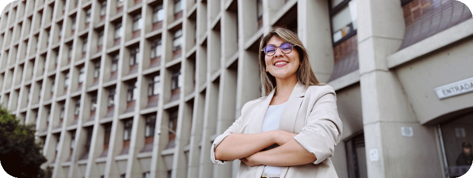 Persona sonriendo enfrente del edificio Catastro