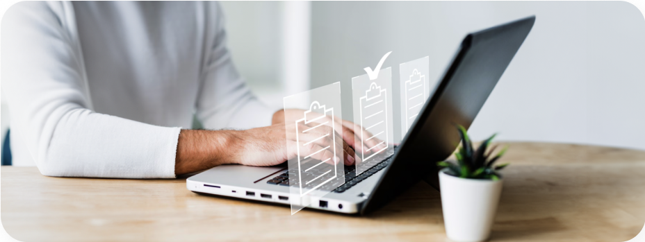 Persona escribiendo en un computador