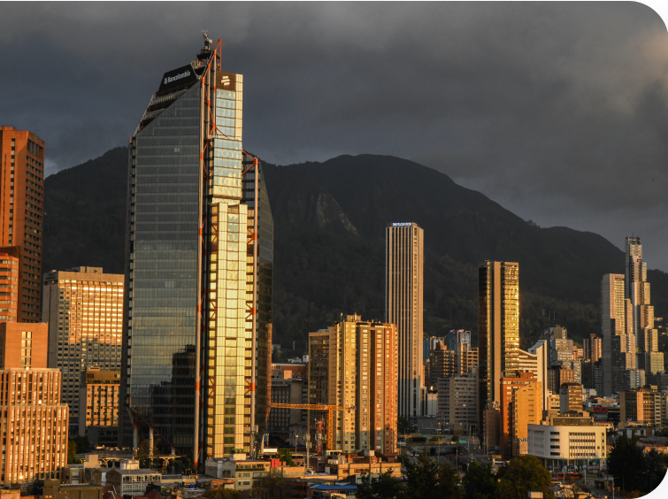 Fotografia de Bogotá donde se ve el centro y las montañas al fondo